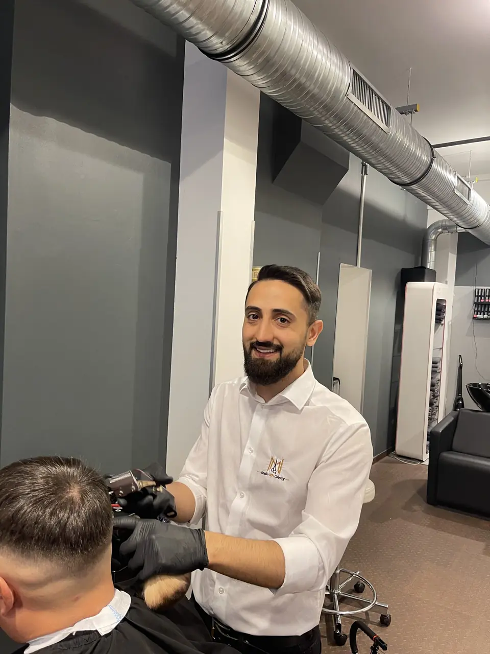 Lachender Barber beim Fassonschnitt