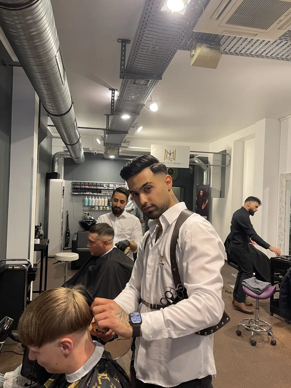 Blick in den Salon während eines Haarschnitts